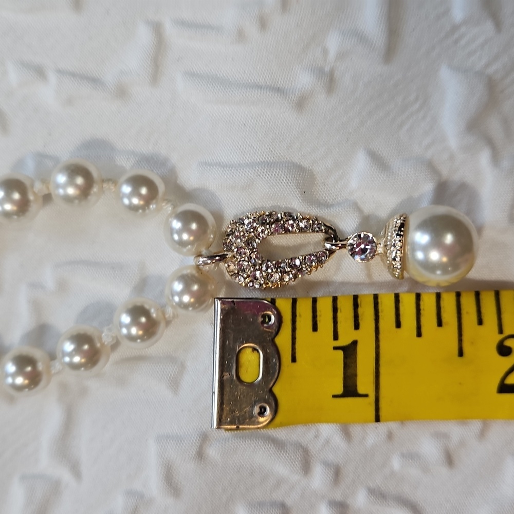 GOLDTONE FAUX PEARL NECKLACE WITH FAUX PEARL PENDANT - Picture 7 of 7